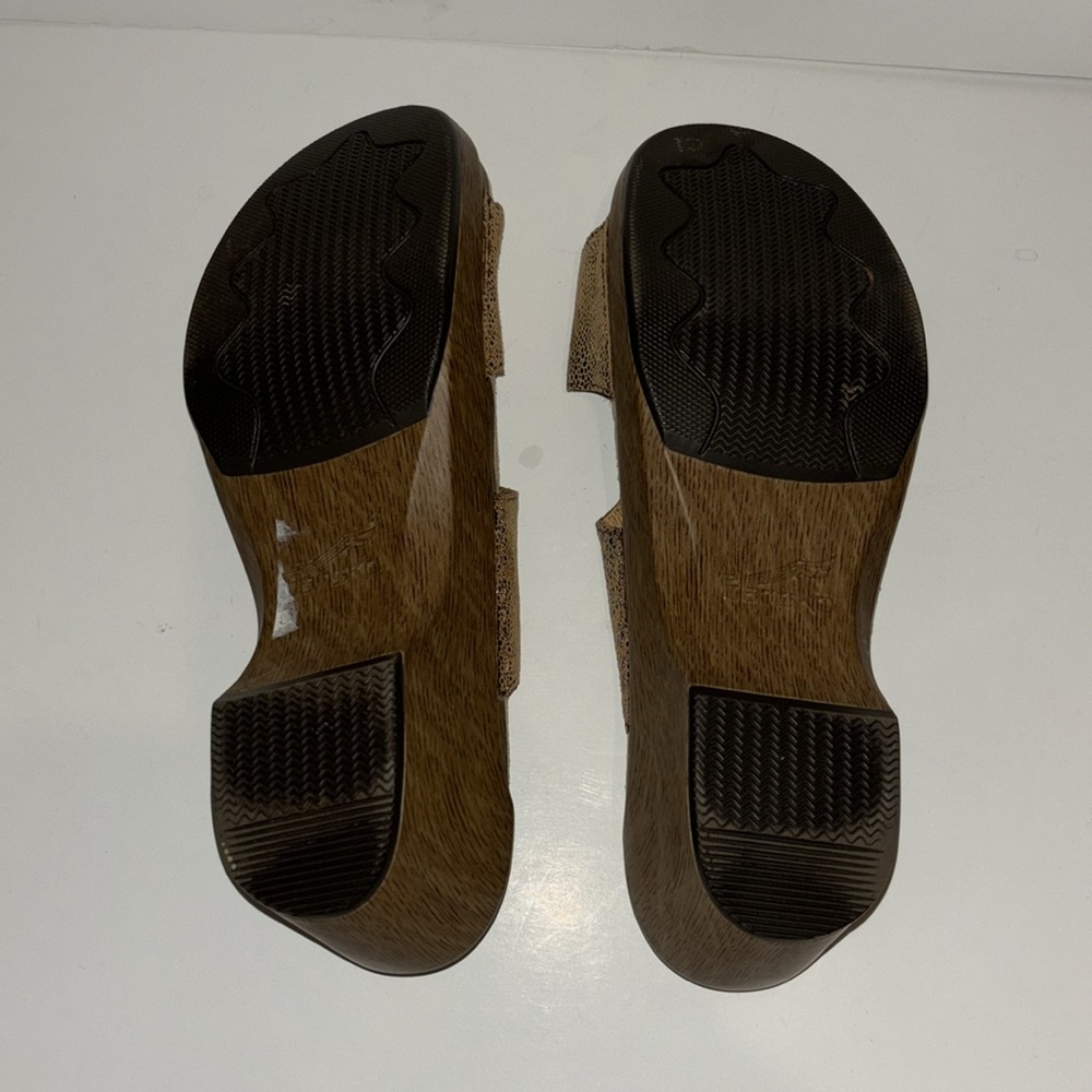 Dansko Shoes | Dansko Sophie
Metallic Tan Pebbled Leather... - Picture 6 of 7